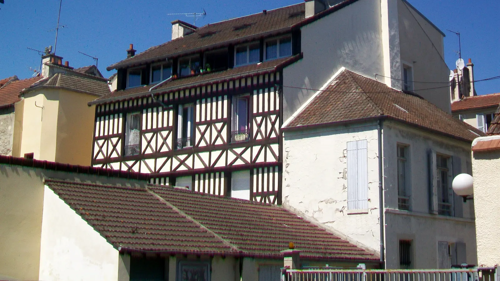 Maisons anciennes à pans de bois et tuiles d'un quartier de faubourg à Meaux