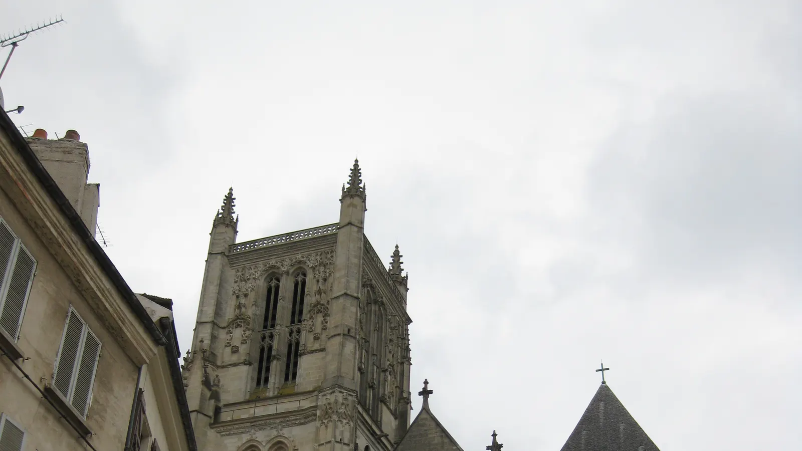 Tour de la cathédrale Saint-Étienne de Meaux et façade d'un bâtiment ancien du centre historique