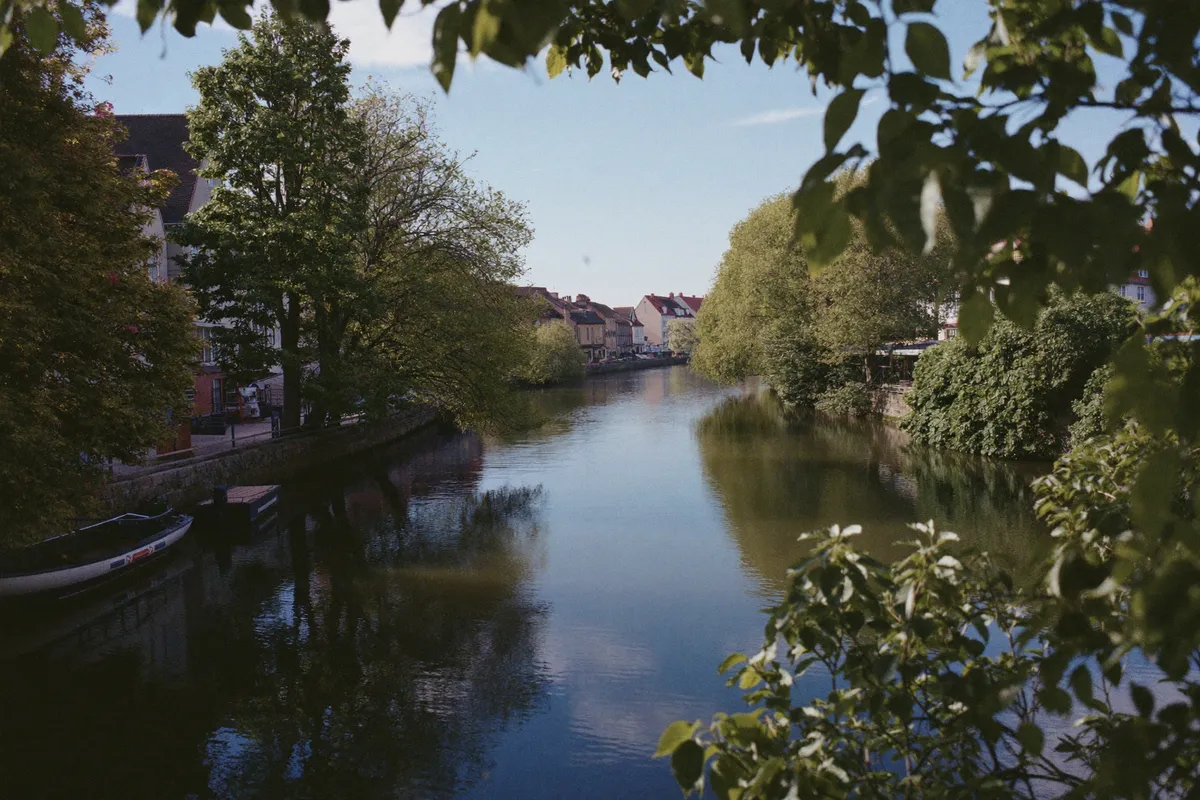 Le canal de l'Ourcq et son chemin de halage à Meaux