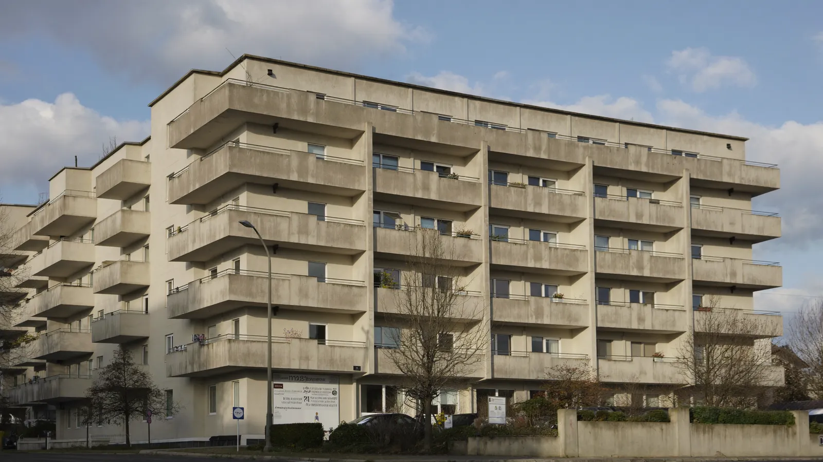 Résidence collective à Meaux, façades des années 1970 et parking arboré