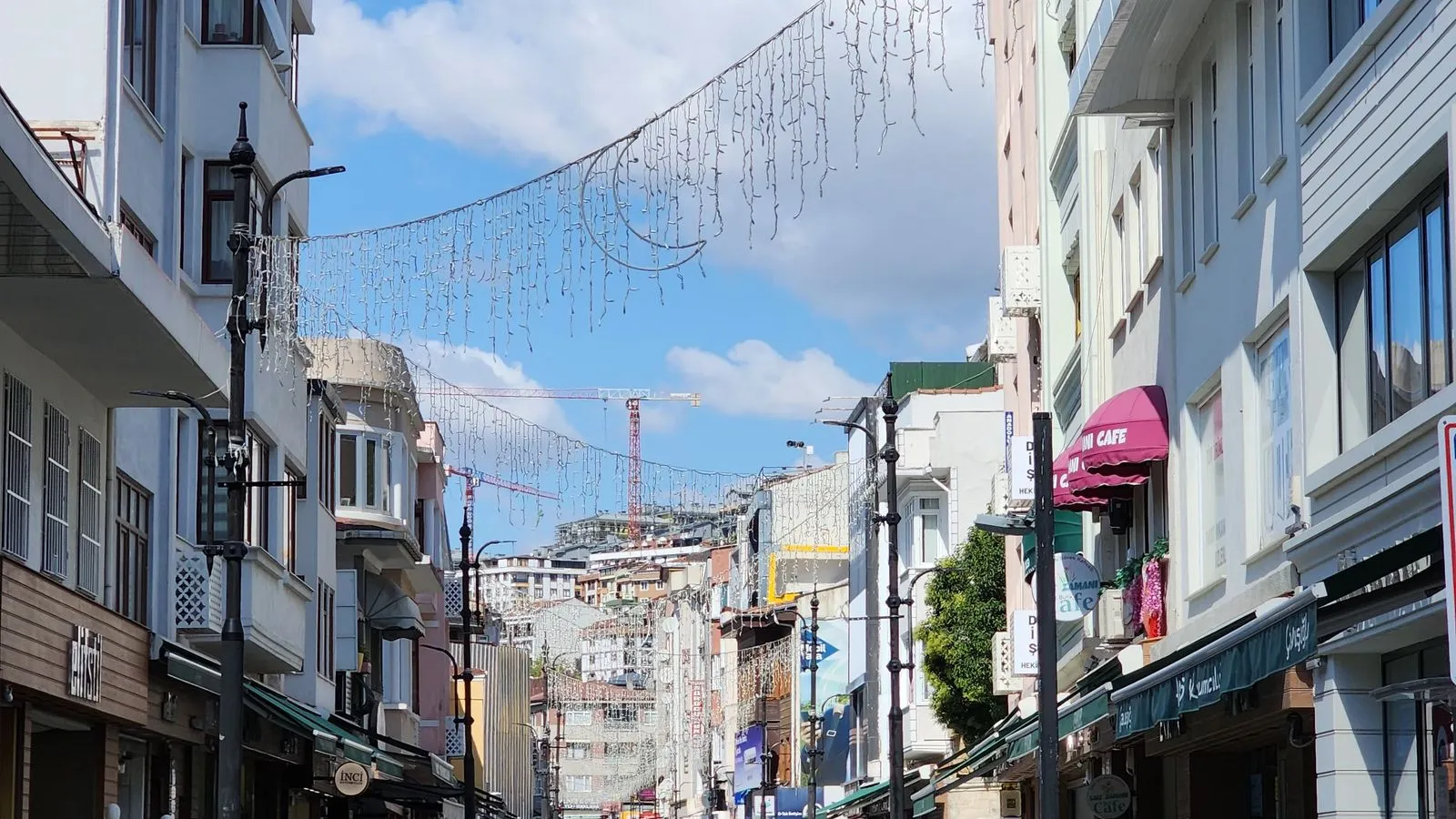 Rue commerçante avec boutiques en rez-de-chaussée et logements aux étages, à l'image du centre de Meaux